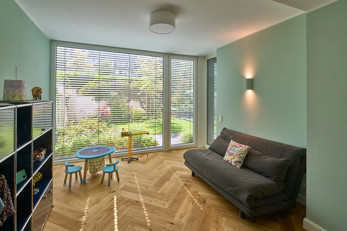 Kinderzimmer mit bodentiefen Fenstern, Eichenparkett im Fischgrätmuster und Zugang zum Garten im Umbau einer Maisonettewohnung.